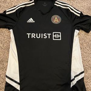 Atlanta United Warmup Up Top Men’s T shirt Medium